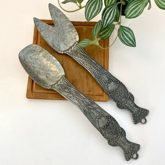 Stunning Pair Of Vintage Hammered Pewter Fish Serving Utensils - Picture 4 of 10
